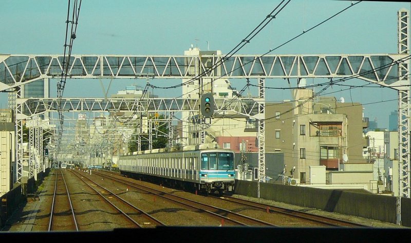 Tokyo Metro Tôzai-Linie (Ost-West-Linie): Einer der früheren Züge Serie 05, Nr.11 (gebaut 1991). Aufnahme durch die verglaste Führerstandrückwand eines JR S-Bahnzugs, bei Tokyo-Ogikubo, 15.August 2008.