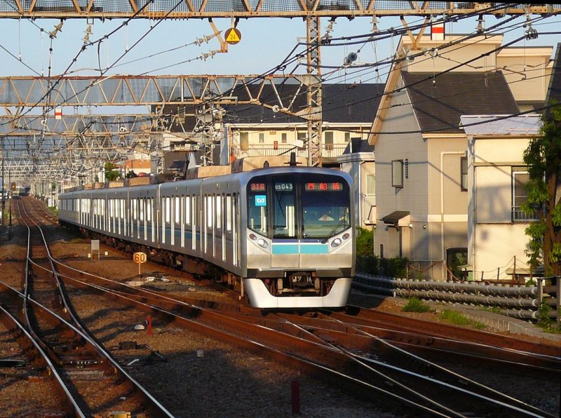 Tokyo Metro Tôzai-Linie (Ost-West-Linie). Serie 05: Nr.1 bis 24 dieser 10-Wagenzüge wurden 1988-1994 gebaut, gefolgt von den etwas abgeänderten Nr.25-43 zwischen 1999 und 2005. Hier Fährt Zug Nr.43, beschienen von der Abendsonne, in Tokyo-Mitaka ein. 15.August 2008.  Diese Züge werden seit 2010 nach Indonesien verkauft.