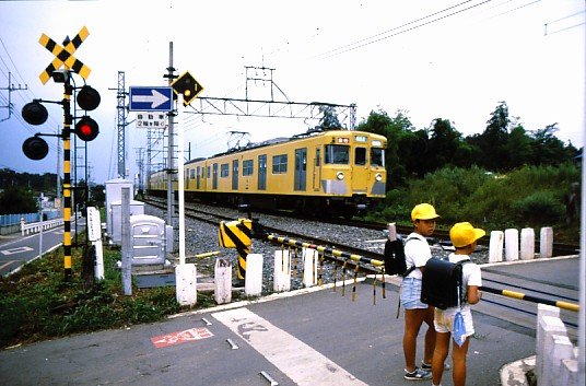 Tokyo S-Bahn, der Seibu-Konzern, der die Vororte von Tokyo aus nach Westen bedient. Vorderster Triebwagen 2409 (Serie 2000, ab 1977 gebaut) in Sayama-shi, 13.September 1984. 