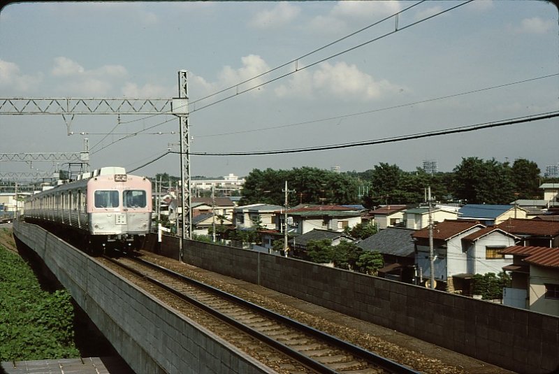 Tokyo S-Bahn, Feinverteilerbahnen :　Keiô-Konzern, Inokashira-Linie, die einzige des Keiô-Konzerns in der für Japan üblichen Spurweite 1067mm. Die insgesamt 29 Züge (zu 5 Wagen) umfassende,  unverwüstliche  Serie 3000 wurde zwischen 1962 und 1991 erbaut; für die Frontseiten gibt es 7 verschiedene Farben. Hier fährt der rosarote Zug Nr.10 (Endwagen 3710) in Tokyo-Takaido ein, 7.Juli 1979. 