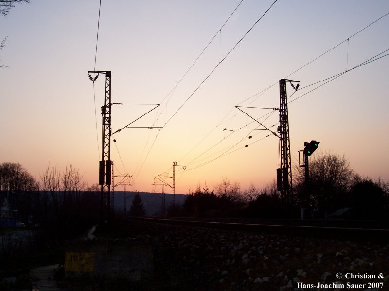 Toller Sonnenuntergang. Fotografiert kurz vor dem Bahnhof Pr�fening am 26.03.2007