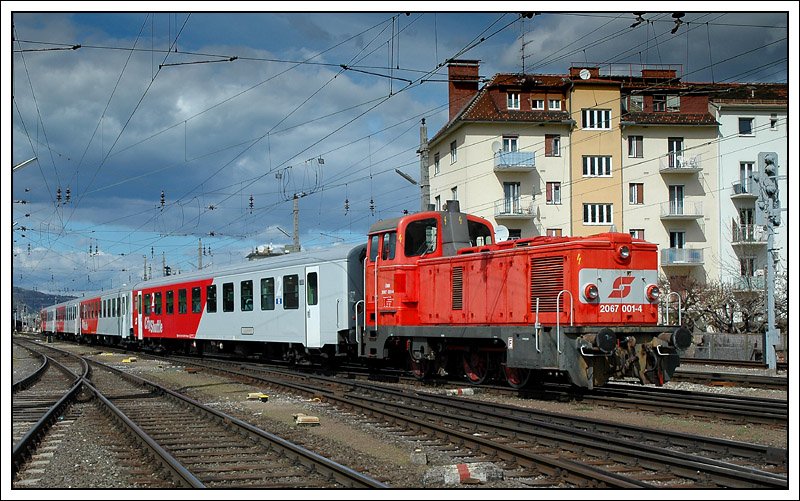 @Tom: Ich hatte recht mit meiner Behauptung, sie wre in Graz ;-) 2067 001 war am 3.4.2008 in Graz fr die Waschreserve eingeteilt. Die Aufnahme entstand am sdlichen Ende des Grazer Hauptbahnhofes. Die Tage der BR 2067 sind bereits gezhlt, lange werden sie nicht mehr im Einsatz sein.