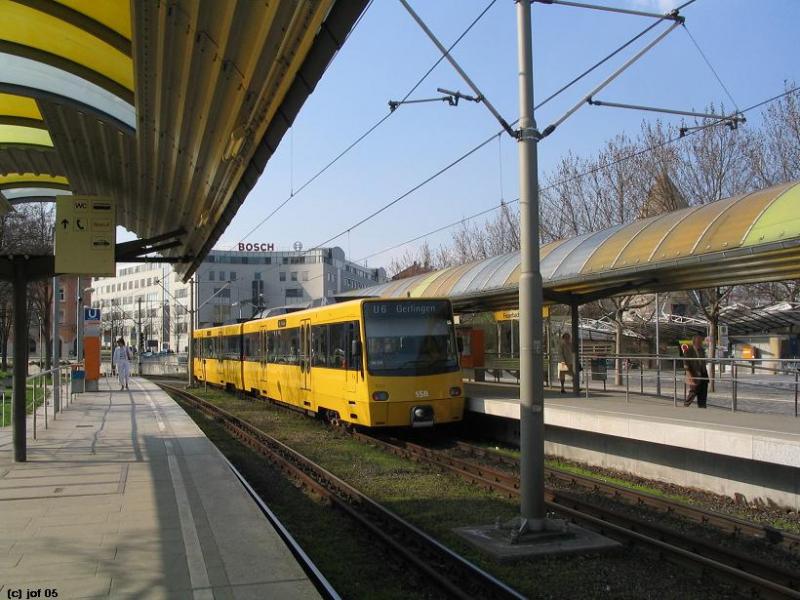 Tonnendächer -

Stadtbahn-Haltestelle  Feuerbach Bahnhof , Architekten: Behnisch und Partner. 

03.04.2005 (J)