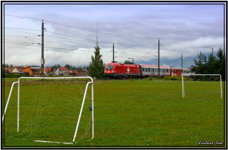 Toooor !!!
EM Lok 1116 075 mit Schweizer Design f�hrt mit Zug IC 539 von Wien nach Villach.
Zeltweg 30.08.2007