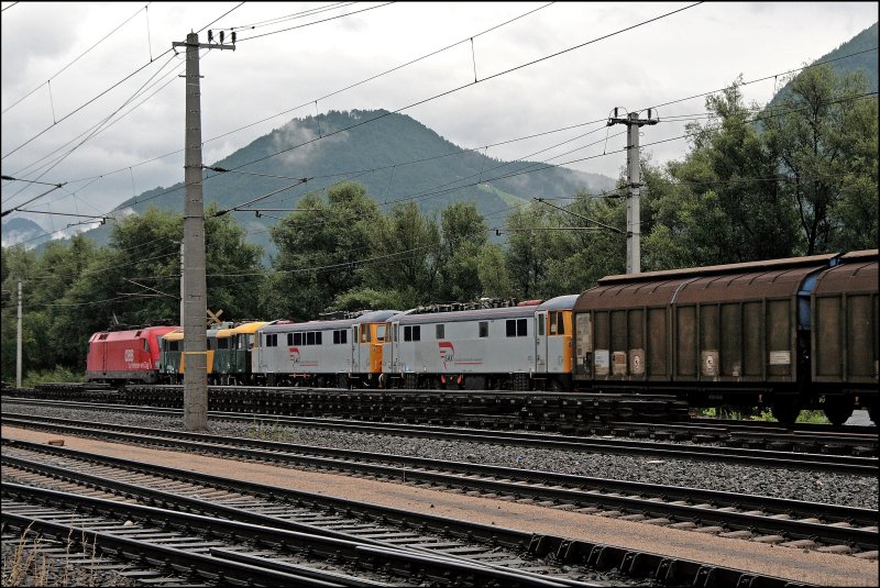 TOP PERFORMER AM ZUG: 1116 271 schleppt einen Gterzug Richtung Wrgl Hbf/Zell am See. Hinter der Zuglok laufen unbekannte Dieselloks mit.. (04.07.2008)