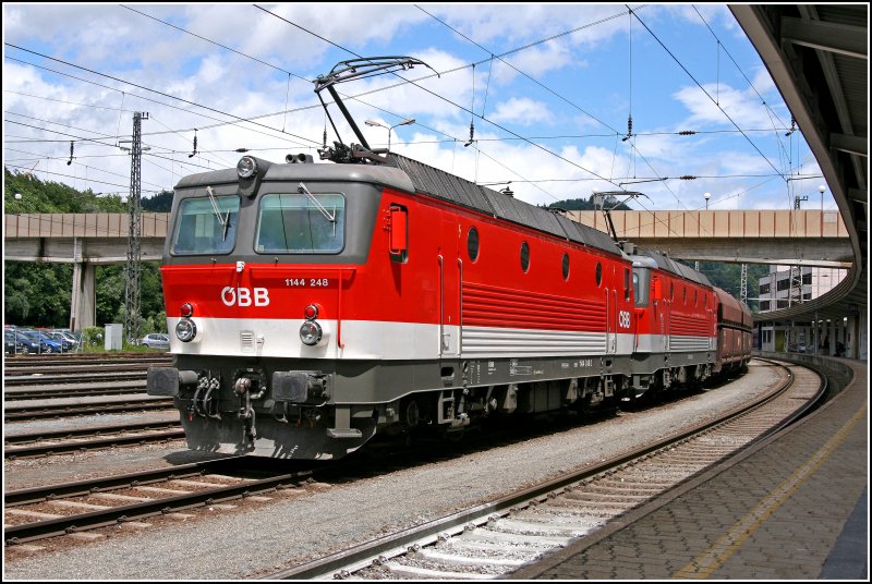 TOP Pflegezustand. So gefllt mir das;-) Die Innsbrucker 1144 248 und 208 durchfahren langsam (dank an den Lokfhrer) den Bahnhof Kufstein. (04.07.07)