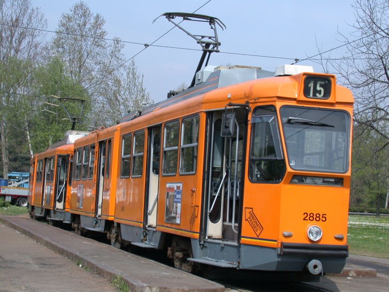 Torino Tramlinie 15 (21.04.2006). Zwei Gelenktram warten an der Endhaltestelle in Sassi auf Fahrgste, unter anderem von der Zahnradbahn Sassi-Superga die hier startet.