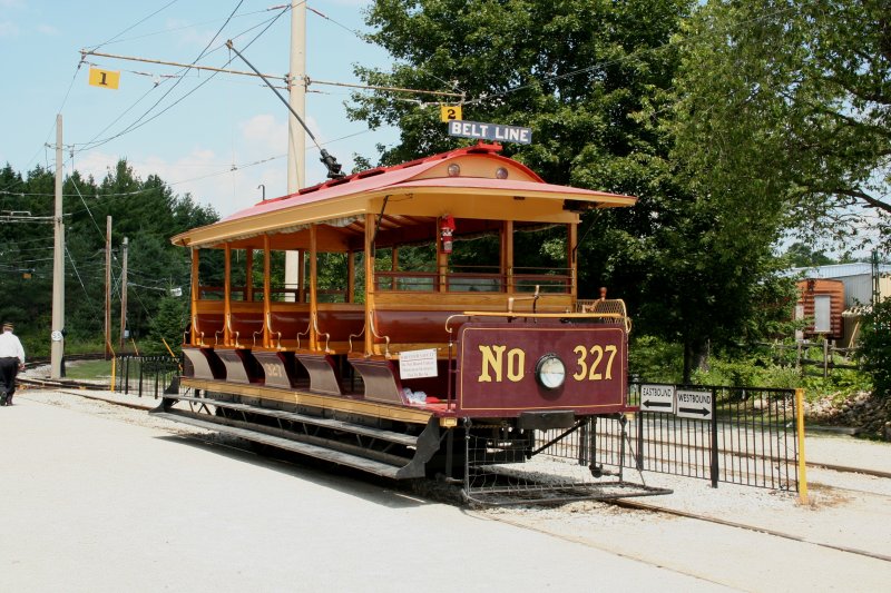 Toronto Transit Commission #327 am 31.7.2009 im Halton County Radial Railway Museum. Dies ist ein Nachbau aus dem Jahre 1933 nach einem Orginal von 1892 und wird zur Rundfahrt benutzt.

