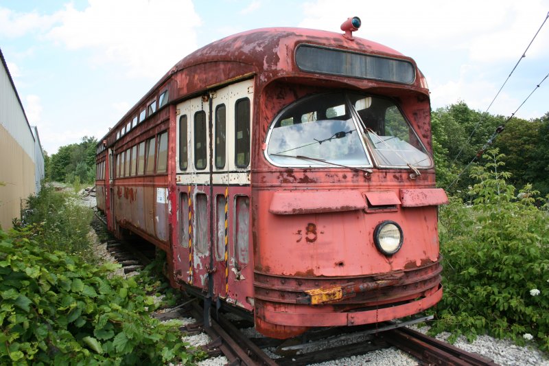 Toronto Transit Commission 4386 am 31.7.2009 im Halton County Radial Railway Museum. Dieses Fahrzeug ist in Vorbereitung zur Restauration. Andere Wagen baugleich Typs sind schon restauriert, standen aber nicht fotogen da.
