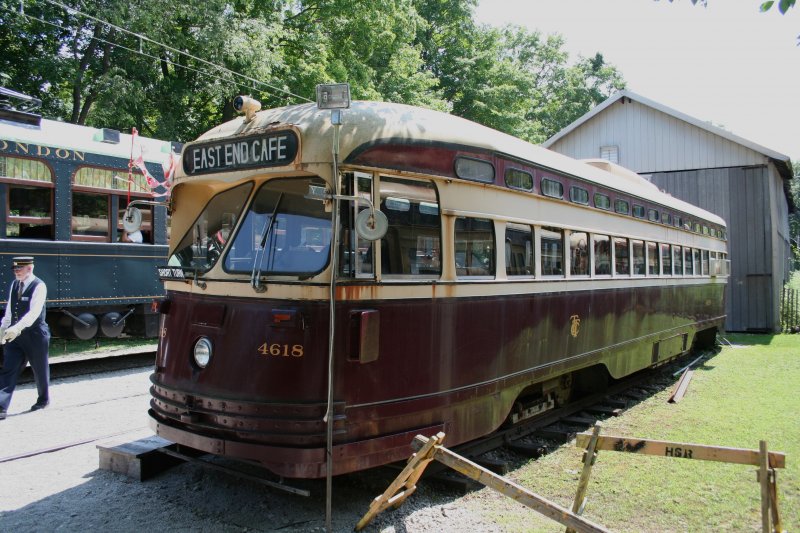 Toronto Transit Commission Class A-15 4618 (Bj 1951 als Class A-8 4501) am 31.7.2009 im Halton County Radial Railway Museum. Diese als Eisdiele/Caf benutzte Strassenbahn wartet noch auf eine Restauration. 
