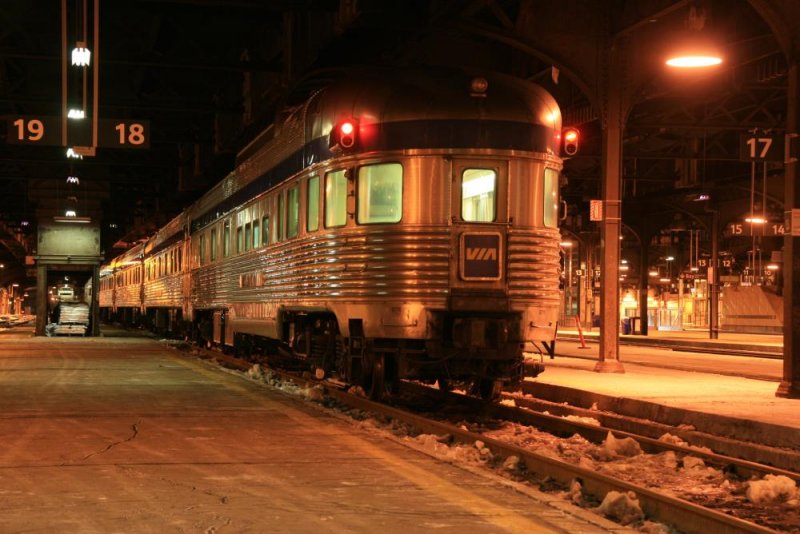 Toronto Union Station, kurz vor 22.00 Uhr. Der Transcanadian steht abfahrtbereit zur ber 4000 km langen Fahrt nach Vancover.Im Bilder der schn gestaltete Panoramwagen am Zugende.  Toronto, 25.01.2009