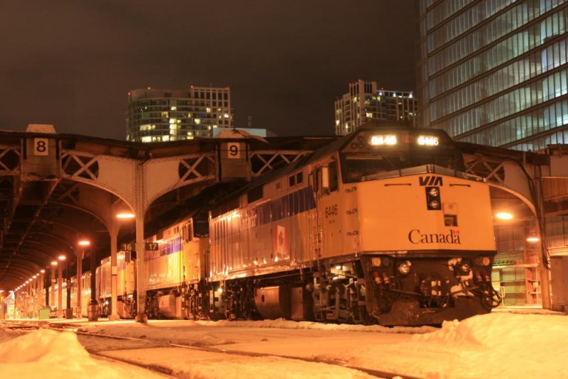 Toronto Union Station, kurz vor 22.00 Uhr. Der Canadian steht abfahrtbereit zur ber 4000 km langen Fahrt nach Vancover. Bespannt ist er mit drei F40PH  Ich frage mich warum ein Personenzug mit 11 Wagons drei so starke Maschinen hat. Die Kraft wrde ausreichen um einen endlos langen Gterzug durch das flache Land von Ontario, Manitoba und Saskatchewan zu ziehen. Die einzige Antwort ist es, dass immer nur eine Maschine luft und der Kraftstoff aller Maschinen biss zur Westkste reicht. Toronto, 25.01.2009