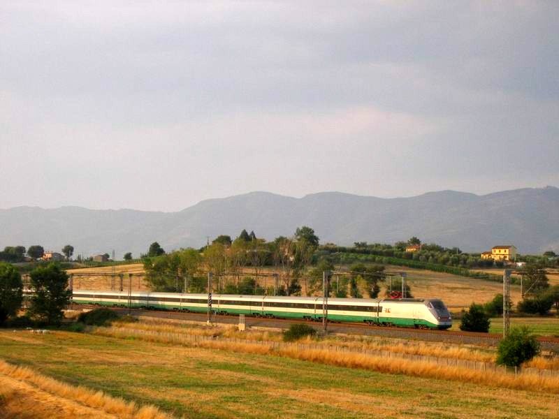 Toskana im Abendlicht. Ein ETR500 auf dem Weg nach Rom (Nhe Castiglion Fiorentino)