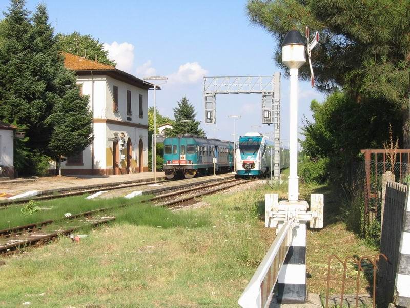 toskanische Nebenbahnromantik in Rigomagno (Zwischen Sinalunga und Sienna) Der Minuetto muss die Kreuzung mit dem 668 abwarten. Dieser rast mit hauptstreckenverdchtiger Geschwindigkeit durch den kleinen Bahnhof.