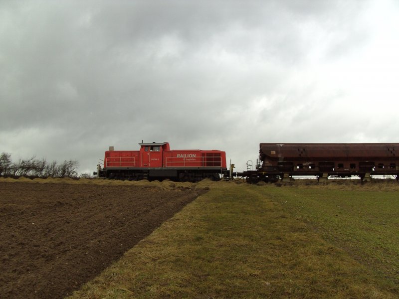 Totale Breitseite: 294 898 auf dem Weg nach Amberg - hier zwischen Hirschau und Gebenbach mit einem Gterzug. (18.01.2008, Strecke Amberg-Schnaittenbach)