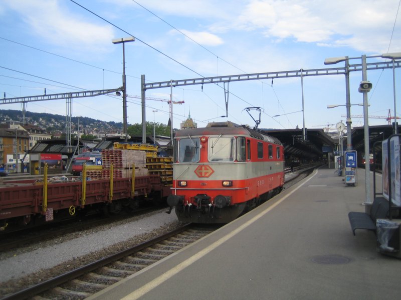 Totgesagte leben lnger. Dies gilt auch fr die Re 4/4'' 11109. Eigentlich htte sie nach der Fussball-EM ausrangiert werden mssen. Doch auch am 29.7.08 (Exakt einen Monat nach dem EM-Endspiel) leistet sie noch unverzichtbare Dienste auf der Strecke, und kehrt hier nachdem sie mit einem EC aus Basel kam ins Depot zurck.