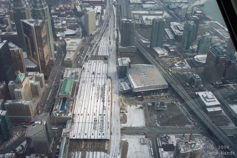 Totonto Union Station - Blick vom CN Tower auf den Bahnhof.
Der CN Tower ist mit 533m das grte freistehende Gebude der Welt und hat auf 447m die hchstgelegene Aussichtsplatform der Welt. (von da aus ist auch das Foto entstanden).
Rechts neben dem Bahnhof ist das Air Canada Center, Heimat der Toronto Maple Leafs (NHL), der Toronto Raptors (NBA) und der Toronto Rock (NLL) mit maximal 19.800 Pltzen.
Links neben dem Bahnhof, ber der parallel verlaufenden Front Street, beginnt Downtown Toronto.