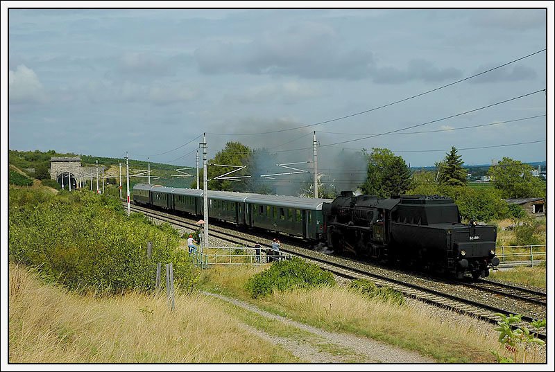 Tour O 18a der BB Nostalgie mit 52.4984 zu den Raimundspielen nach Gutenstein am 12.8.2007. Das Foto zeigt den Sonderzug R 16511 von Wien Sdbahnhof nach Gutenstein inkl. fotografierender Family zwischen Gumpoldskirchen und Pfaffsttten mit dem Busserltunnelsdportal im Hintergrund.