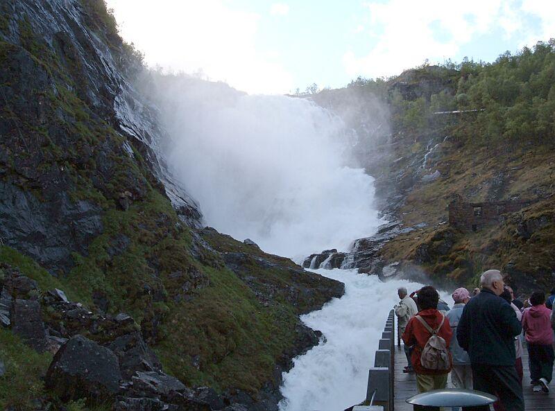 Touristenstation Kjosfoss (Wasserfall), 669 m hoch, am 14.06.2006, ich habe ein Photo vom August 1993, da fhrt der Wasserfall wesentlich weniger Wasser, jetzt ist dort noch Schneeschmelze in den Bergen.