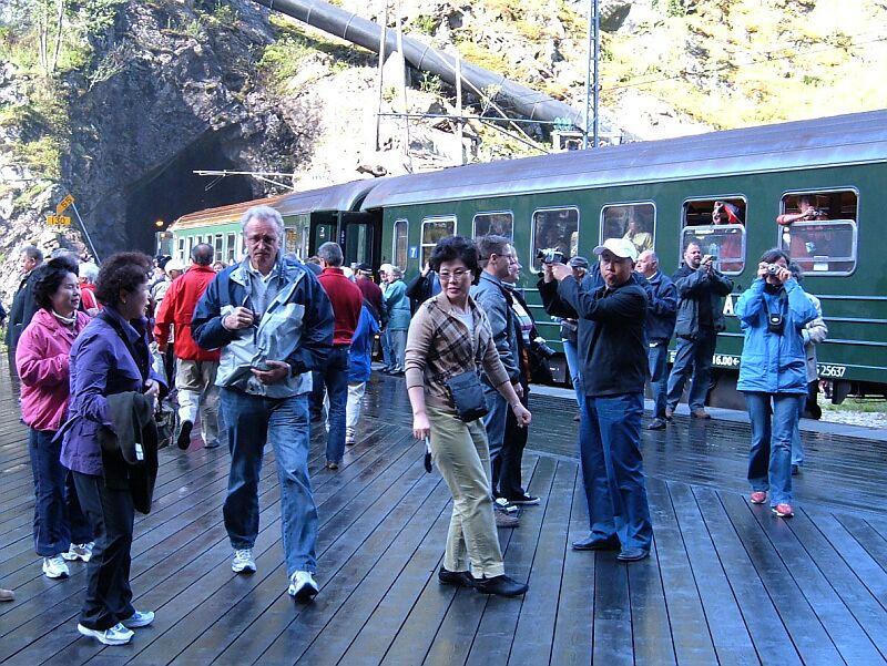 Touristenstation Kjosfoss (Wasserfall) 669 m hoch, km 15,8 km ab Flam, am 14.06.2006, hier endet der Nali-Tunnel und beginnt der 478 m lange Kjosfoss-Tunnel. Der Zug bleibt hier 8 Minuten stehen, damit die Fahrgste den Wasserfall besichtigen knnen. Im Jahre 2000 wurde die Aussichtsplattform umgebaut, siehe Foto vom 08.08.1993 