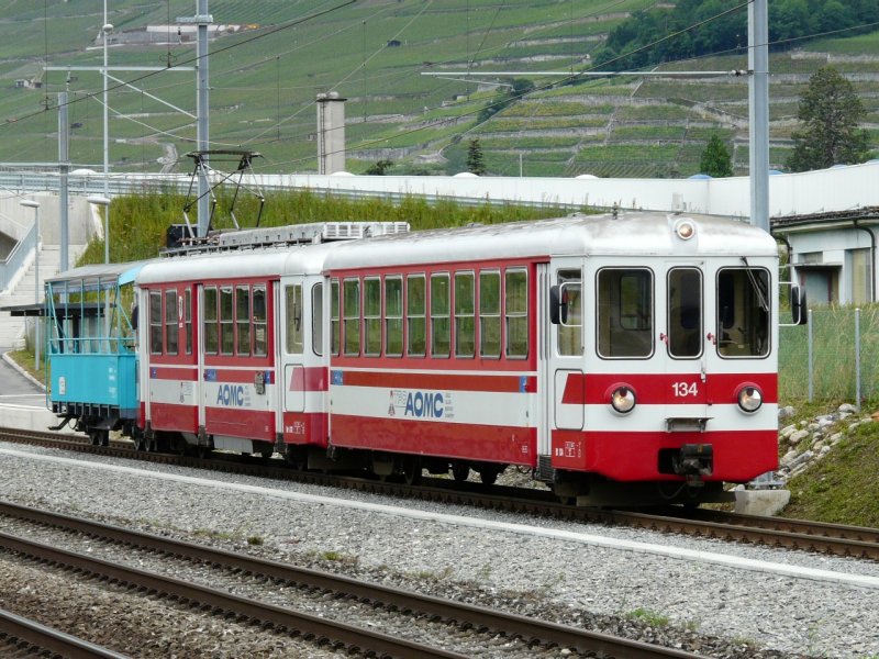 tpc - ( 100 Jahre AOMC ) Fahrzeugparade mit dem AOMC Steuerwagen Bt 134  und Triebwagen Be 4/4 102  und den Sommerwagen By 884-3 als Extrazug ins Depot Chlex in Aigle fr die Fotografen der Fotoparade am 07.06.2008