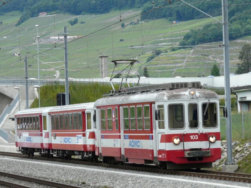 tpc - ( 100 Jahre AOMC ) Fotozug mit dem AOMC Triebwagen Be 4/4 103 und den Personenwagen B 523 und B 524 unterwegs bei Aigle am 07.06.2008