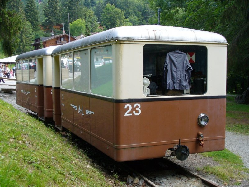 TPC / AL - Abgestellte Personenwagen B 23 + B 22 ( Dienen als Magazin fr den Vaper Parc in Gryon )am 29.07.2007