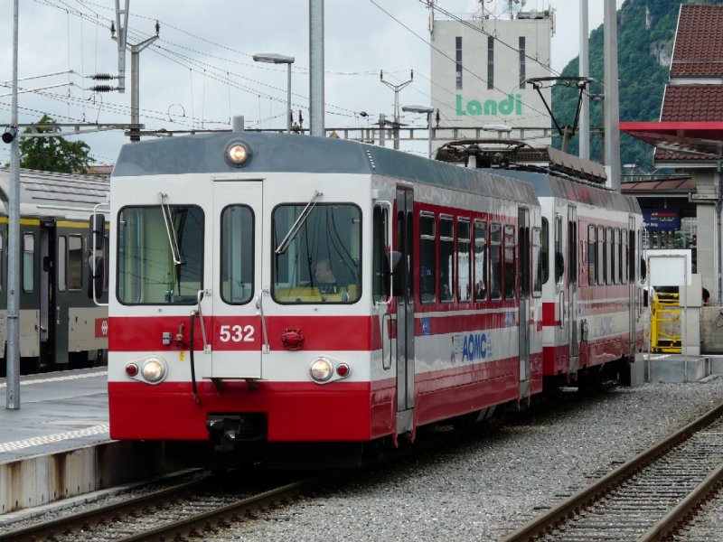 TPC / AOMC - Reigonalzug mit 2 Kl. Steuerwagen Bt 532 und BDeh 4/4 501 im Bahnhof von Aigle am 07.06.2008