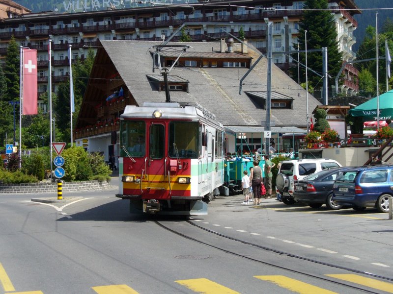 TPC / BVB - Ausfahrender Personenzug mit Triebwagen BDeh 4/4 81 aus dem Bahnhof von Villars am 29.07.2007