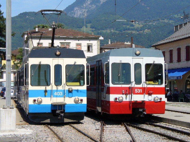 tpc ( ex ASD + AOMC ) Triebwagen BDeh 4/4 403  + Steuerwagen Bt 531 im tpc Bahnhof von Aigle am 30.07.2006