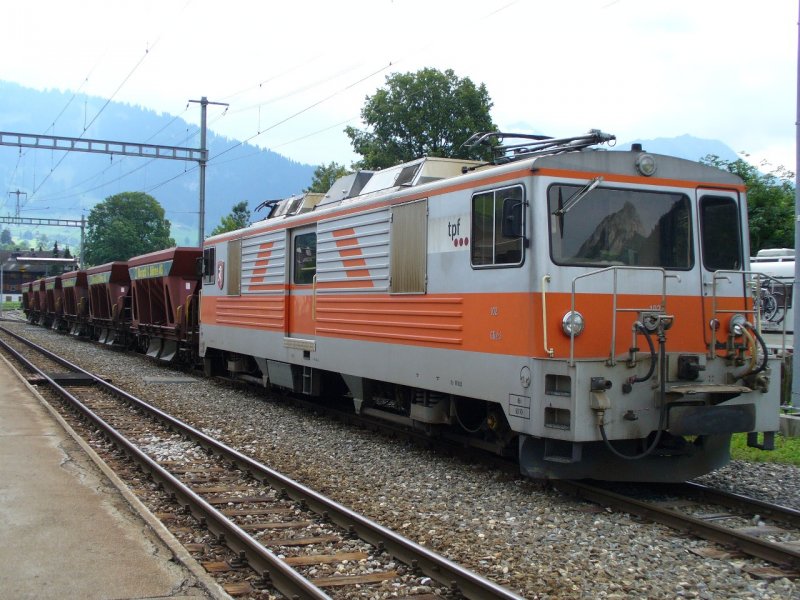 tpf / Abgestellter Gterzug mit 6 Schotterwagen Typ Fad mit GDe 4/4  102 im MOB Bahnhof von Saanen am 29.07.2007