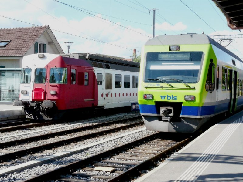 tpf + bls - Triebwagen Treff mit dem tpf Triebwagen RBDe 4/4 567 171-4 und dem bls Triebwagen RABe 525 009 in Kerzers am 07.07.2008