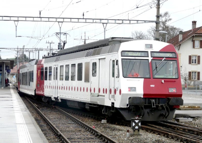 tpf / Schiebender Triebwagen RBDe 4/4 567 182-1 mit neuem Personenwagen und Steuerwagen im Bahnhof von Murten unterwegs als Regio nach Neuchtel am 29.02.2008