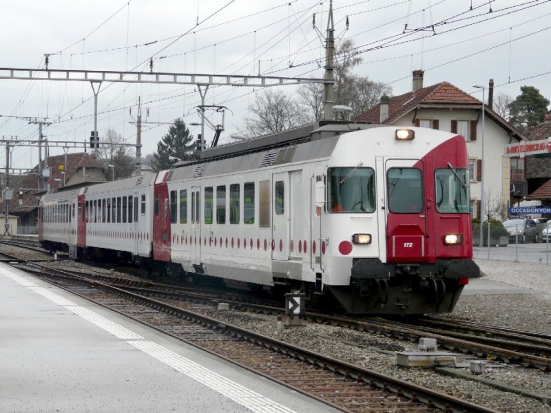 tpf / Triebwagen RBDe 4/4 567 172 mit Personenwagen und Steuerwagen im Bahnhof von Murten unterwegs als Regio nach Fribourg am 29.02.2008