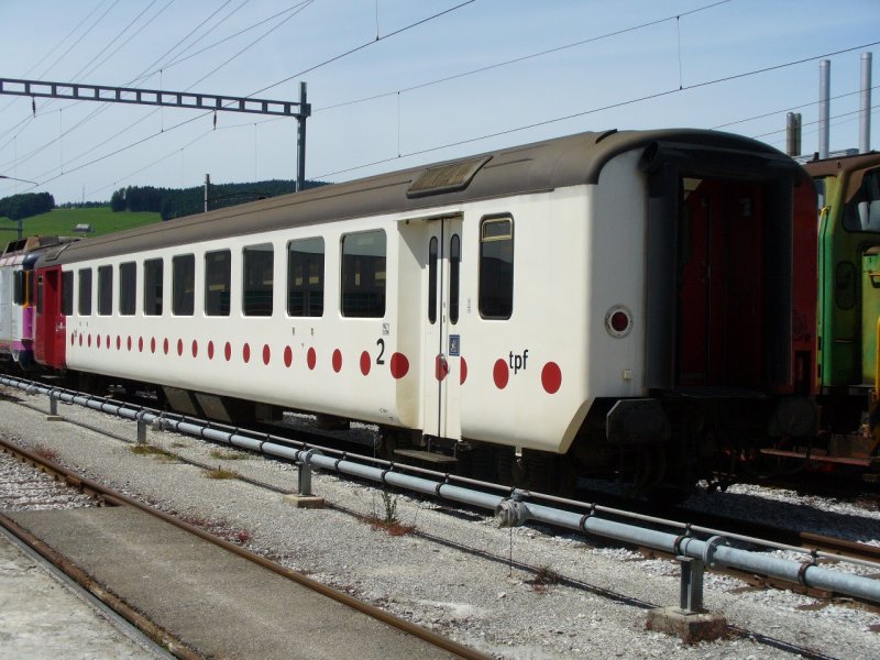 tpf - 2 Kl. Personenwagen B 50 36 20-33 361-0 Abgestellt neben der Werksttte in Bulle am 24.06.2007
