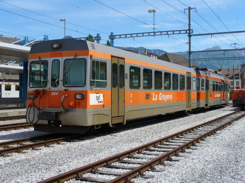 tpf - Abgestellter Pendelzug mit Steuerwagen Bt 224 + Triebwagen BDe 4/4 121 im Bahnhof von Bulle am 24.06.2007