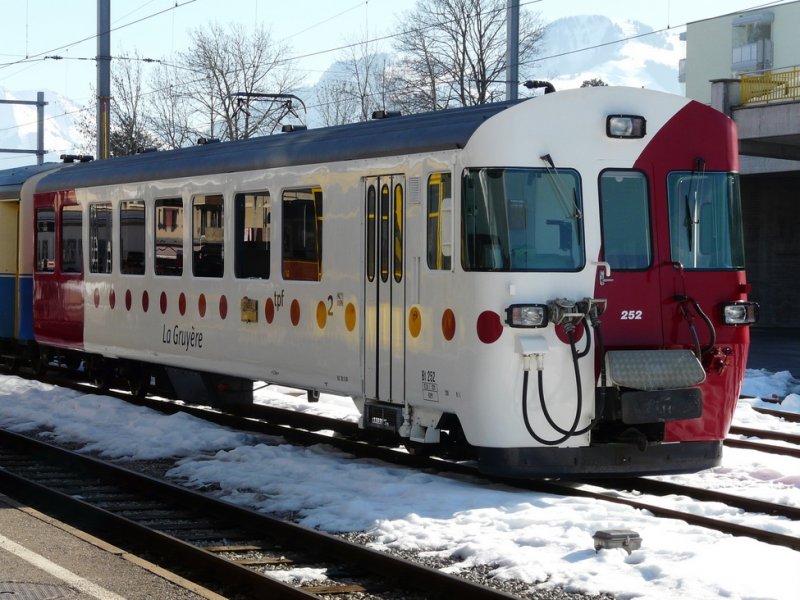 tpf - Abgestellter SAteuerwagen Bt 252 im Bahnhofsareal von Bulle am 28.02.2009