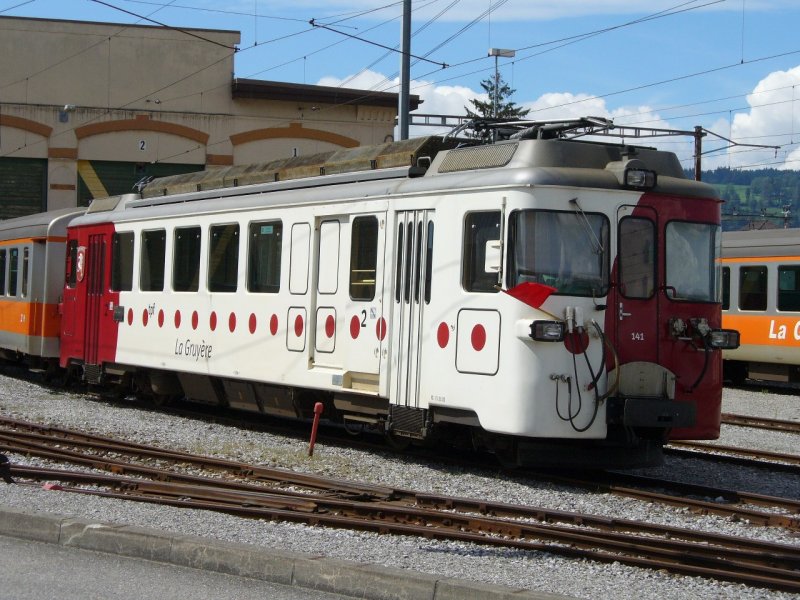 tpf - Abgestellter Triebwagen BDe 4/4 141 im neuen Farbkleid und mit Roter Fahne auf der Frontseite im Bahnhofsareal von Bulle am 29.07.2007