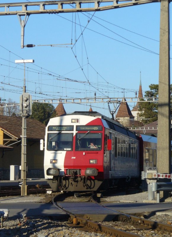 tpf - Ausfahrender Regionalzug aus dem Bahnhof von Murten mit dem Triebwagen RBDe 4/4 316 nach Fribourg am 06.03.2008