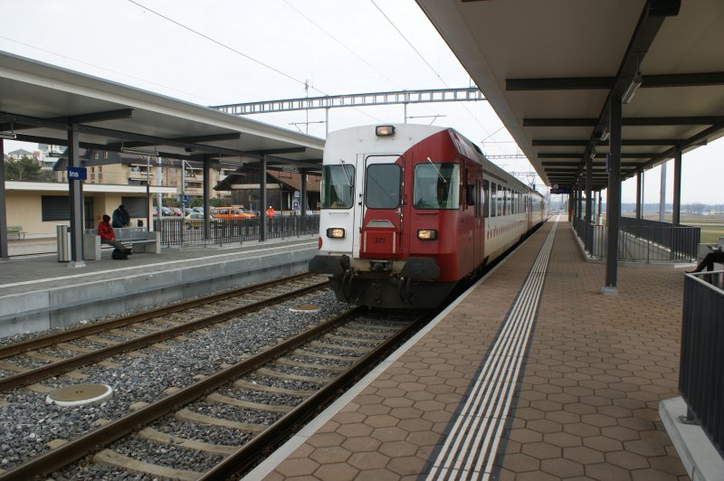 TPF Be 4/4 mit Steuerwagen voraus, am 04.02.2009 bei der Einfahrt in den Bahnhof Ins.