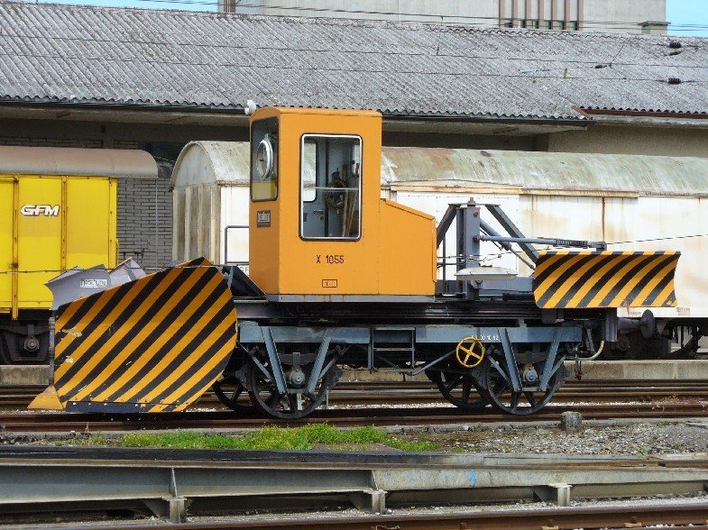 tpf - Dienstwagen / Schneepflug  X 1055 im Bahnhofsareal von Bulle am 24.06.2007