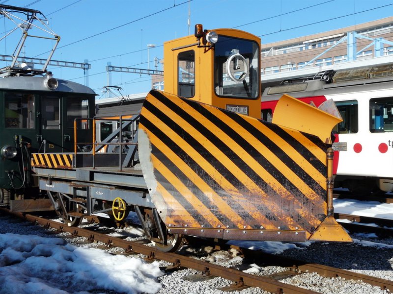 tpf - Dienstwagen X 1003 im Bahnhofsareal von Bulle am 28.02.2009