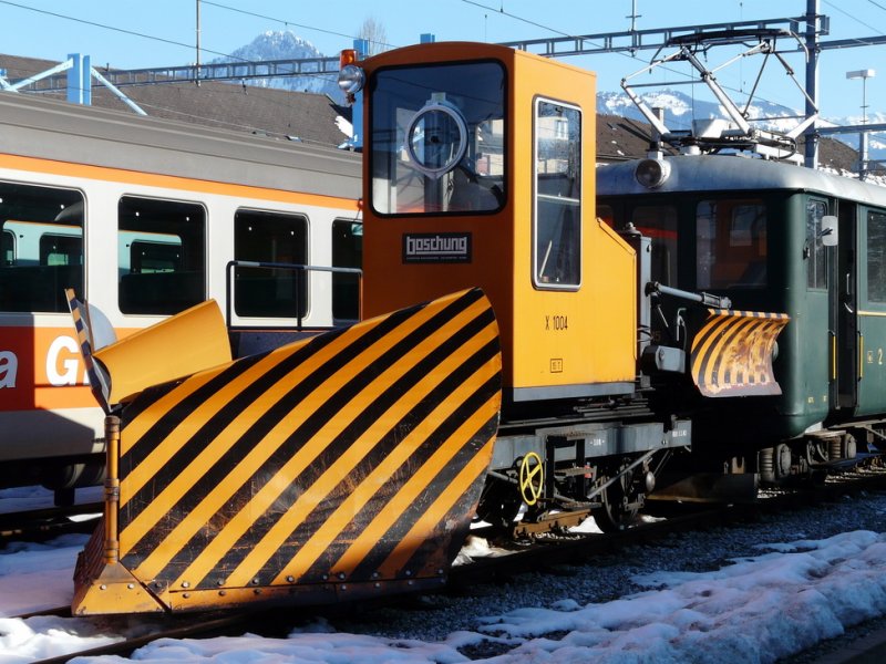 tpf - Dienstwagen X 1004 im Bahnhofsareal von Bulle am 28.02.2009