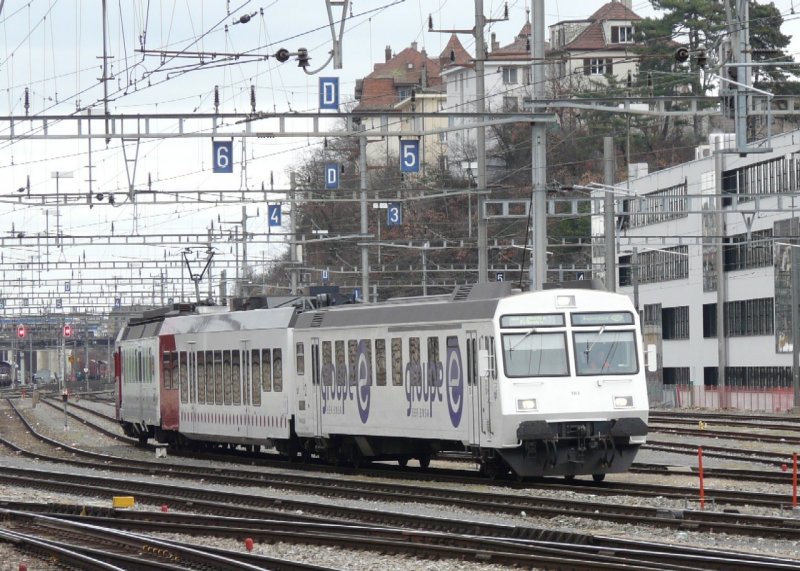 tpf - Einfahrender Regionalzug in dem Bahnhof von Neuchatel am mit dem Steuerwagen ABt 383 und dem Personenwagen in 2 Kl. B 387 sowie ein Triebwagen RBDe 4/4 19.01.2008