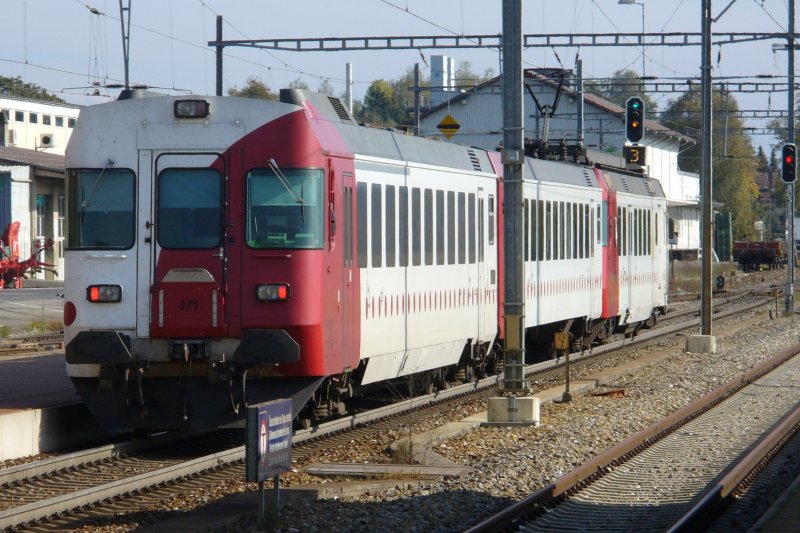 tpf (ex GFM ) Pendelzug mit Steuerwagen ABt 371 + B + RBDe 4/4 im Bahnhof von INS bls am 22.10.2006