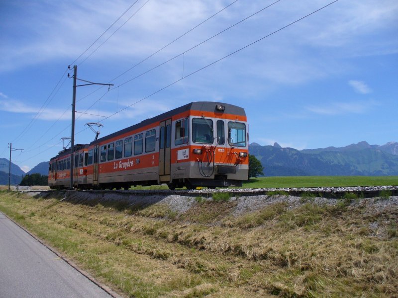 tpf - Fahrender Pendelzug mit Steurwagen Bt 223 und Triebwagen BDe 4/4 122 bei Bulle am 24.06.2007