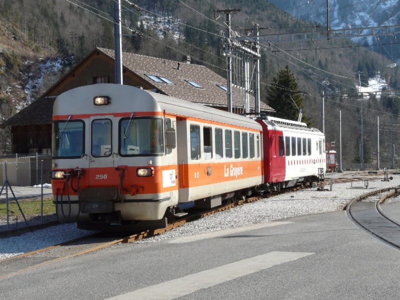 tpf - Regio nach Bulle mit dem Steuerwagen Bt 256 und dem Triebwagen Be 4/4 152 bei der ausfahrt aus dem Bahnhofsareal von Montbovon am 29.03.2008