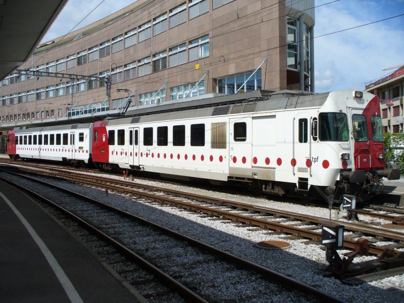 tpf - Regionalzug nach Romont im Bahnhof von Bulle mit Triebwagen RBDe 4/4 173 und Steuerwagen ABt 373 am 29.07.2007