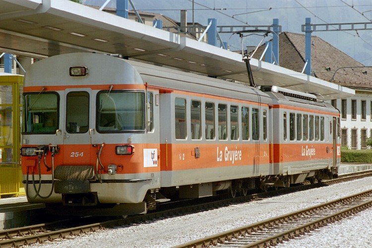 tpf Schmalspur 1000 mm .. Pendelzug Bt 254 + Be 4/4 152 im Bahnhof von Bulle am 05.06.2006