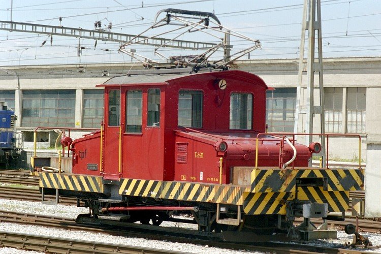 tpf Schmalspur 1000 mm .. Rangier Tm 2/2  15 auf dem Bahnhofs -  Areal von Bulle am 05.06.2006